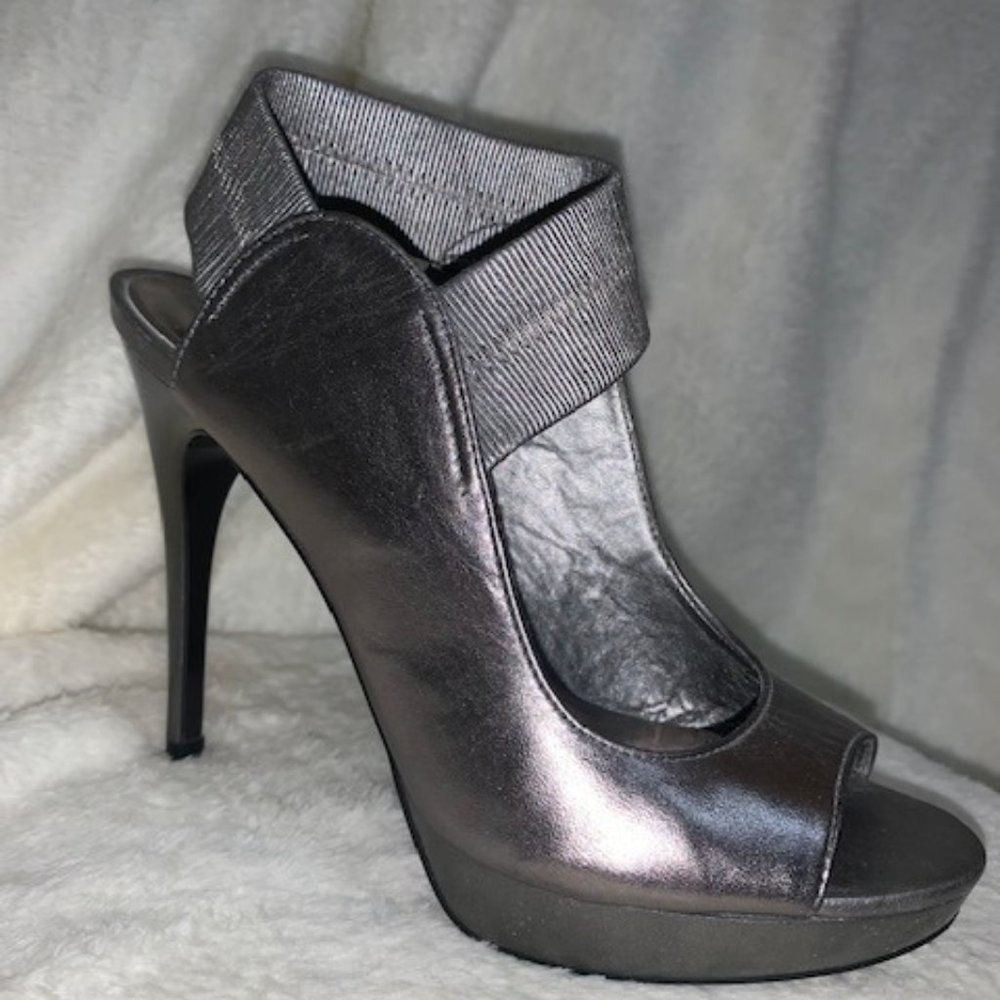Carlos Santana Womens Platform Pumps